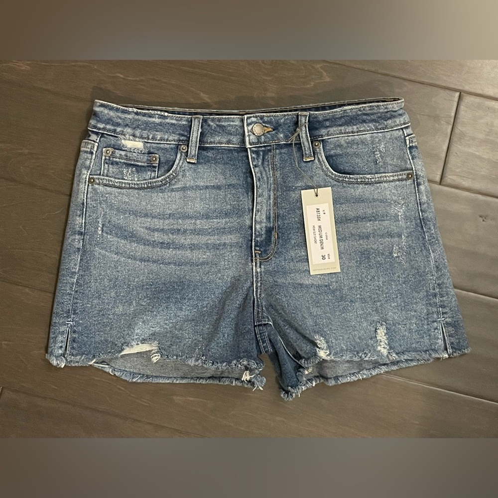 NWT JustUSA walking shorts Size 30 medium denim